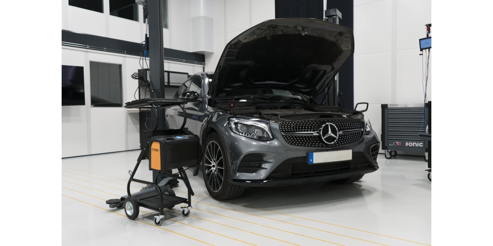 CTEK PRO120 12V je najmočnejši profesionalni polnilec za svinčeve in LITIJEVE akumulatorje z močno 120A/12V podporo pri diagnostiki vozil