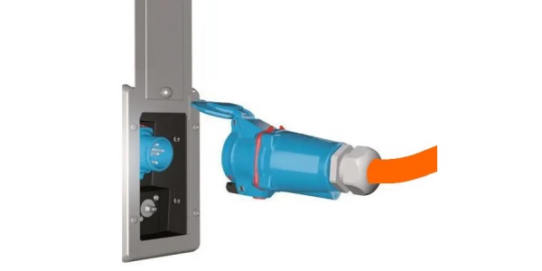 VGRADNA VTIČNICA z VTIČEM -AIR 20-32A