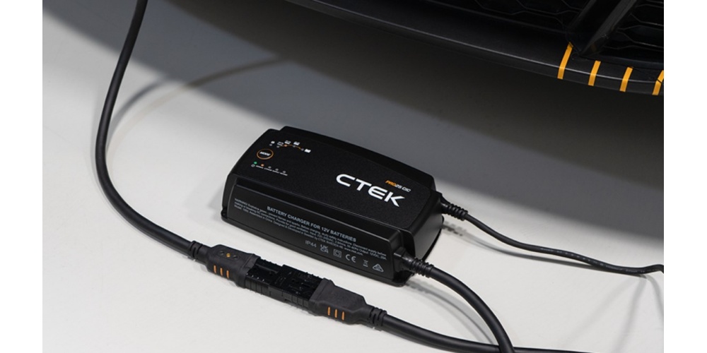 CTEK PRO25 CIC za vzdrževanje svinčevega ali litijevega akumulatorja v avtosalonih
