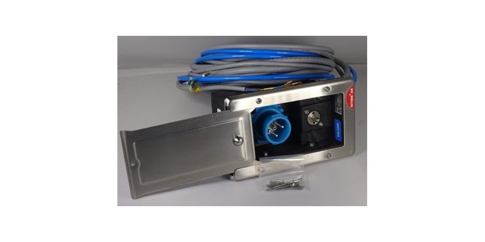 VGRADNA VTIČNICA s kablom za v vozilo